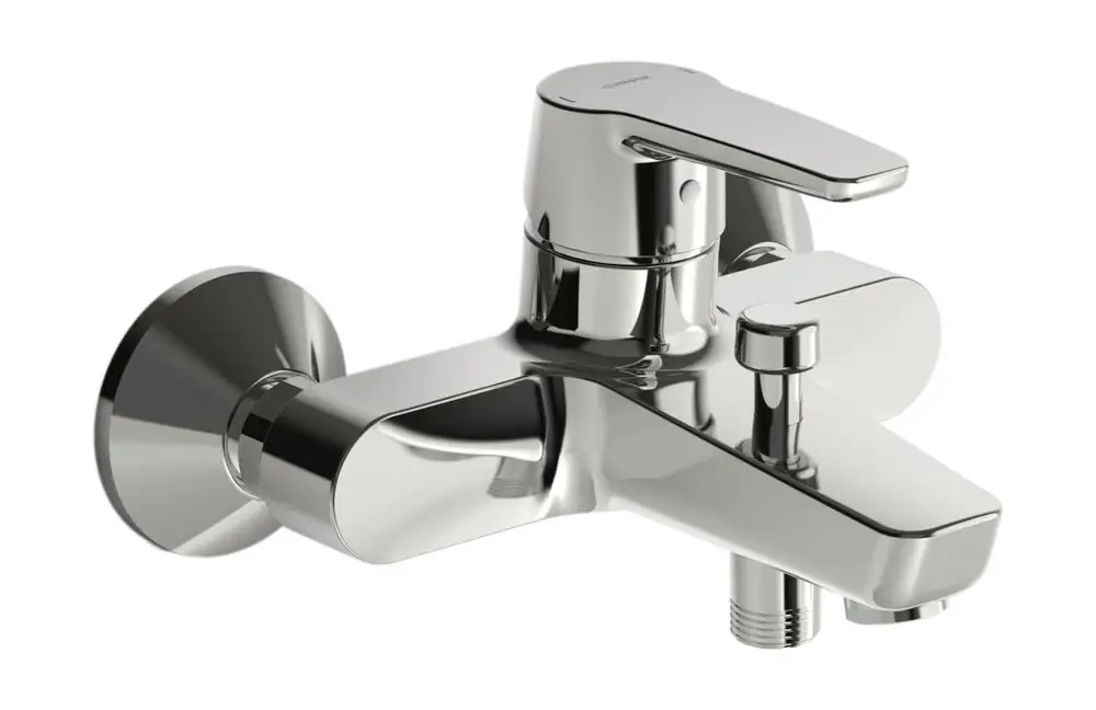 Einhebelmischer und Brausebatterie in Chromausführung, montiert an der Wand. Klare Linien und funktionales Design von HANSA.